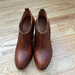 Frye llana bootie